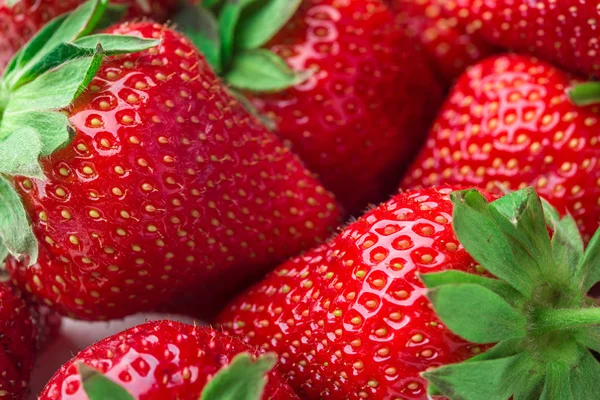 Frische Erdbeere Hintergrund. in Großaufnahme reif. — Stockfoto