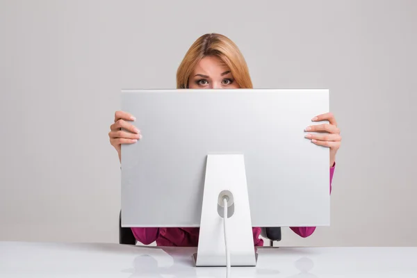 Jovem mulher sentada na mesa e usando computador — Fotografia de Stock