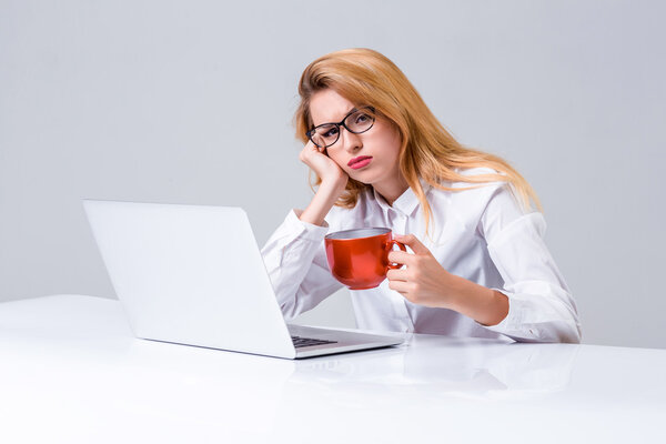 young woman sitting in the table and using laptop