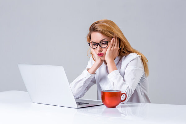 young woman sitting in the table and using laptop
