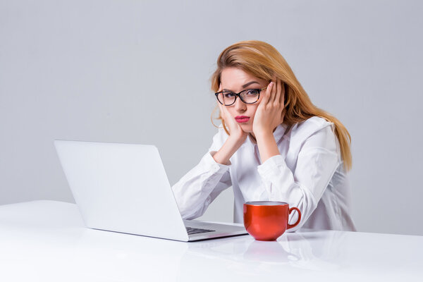 young woman sitting in the table and using laptop