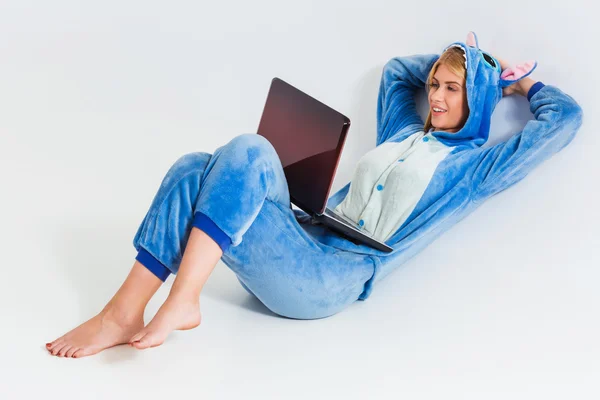 노트북 바닥에 누워 잠 옷에 있는 여자 — 스톡 사진