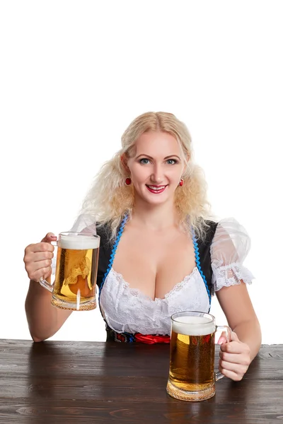 Mooie jong blond meisje drankjes uit oktoberfest bier stein — Stockfoto