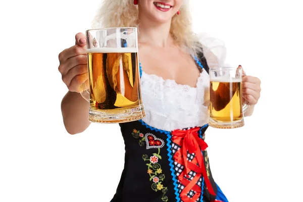 Oktoberfest bira dışında güzel genç sarışın kız içecekler . — Stok fotoğraf