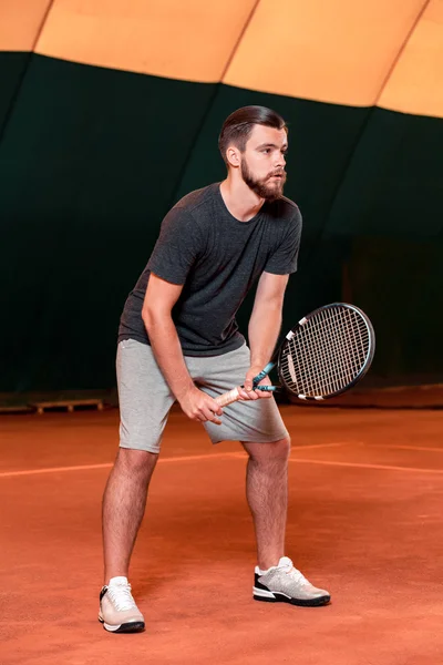 Jeune sportif jouant au tennis — Photo