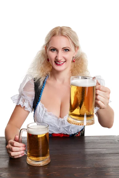 Güzel genç sarışın kız içecekler bitti oktoberfest bira stein — Stok fotoğraf