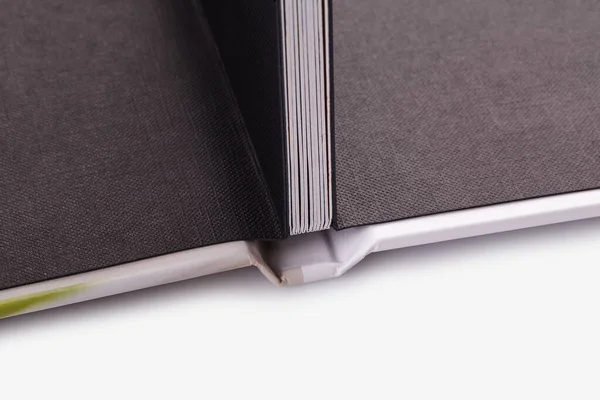 Libro fotografico aperto, di alta qualità con copertina rigida, in copertina colorata su sfondo bianco studio. Chiudi, copia spazio — Foto Stock