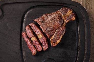 Dilimlenmiş bifteğin en üst görüntüsü.