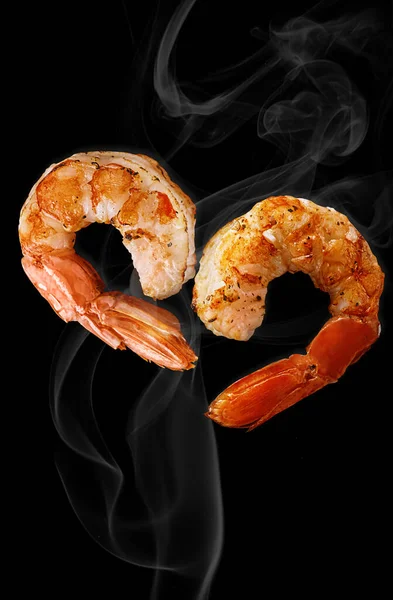 Duas caudas de camarão grelhadas em forma de coração em névoa branca em preto — Fotografia de Stock