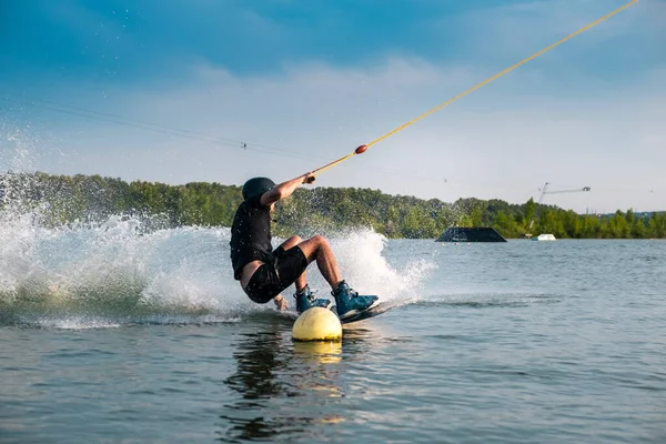 Wakeboardåkare gör gripandet av ombord manövrering mellan bojar — Stockfoto