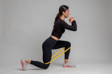 Gri arka planda direniş bandıyla saldıran kız