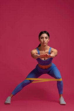 Kız kestane rengi arka planda direniş bandıyla yan hamleler yapıyor.