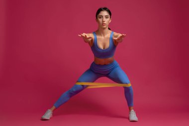 Direniş bandı yapan kız kestane rengi arka planda saldırıyor.