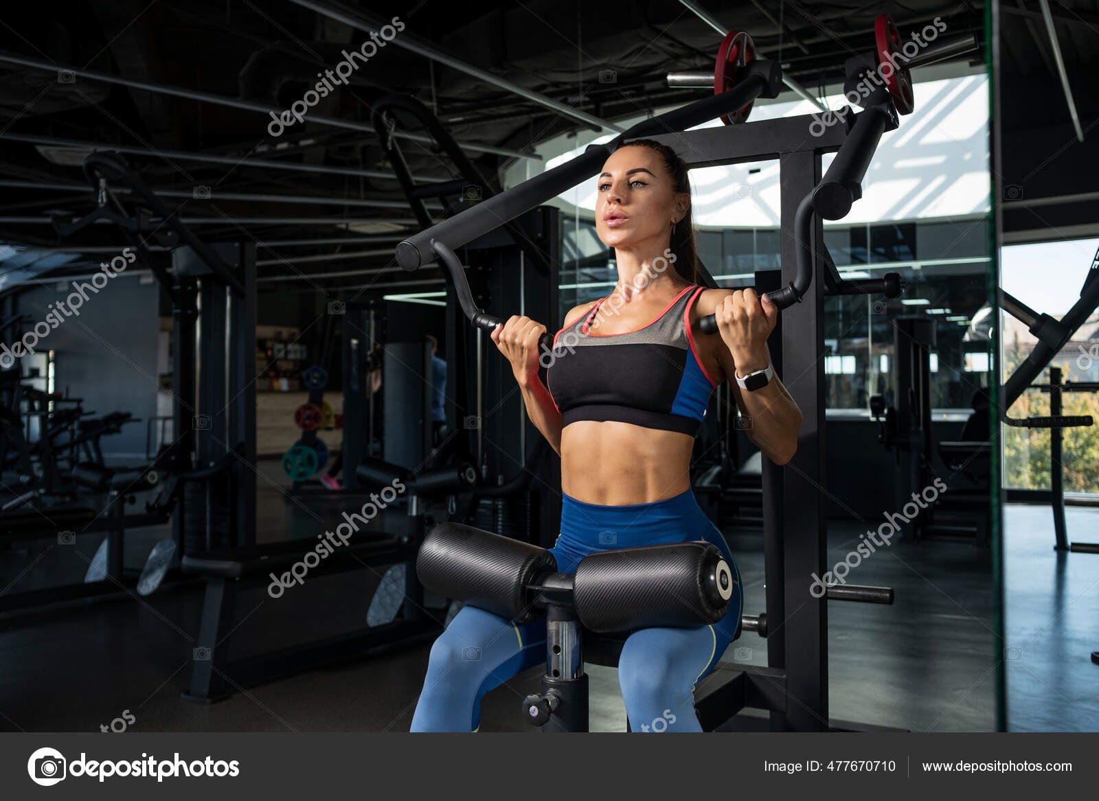 Chica haciendo ejercicios para los músculos de la espalda en máquinas de  fuerza en el gimnasio: fotografía de stock © nazarov.dnepr@gmail.com  #477670710