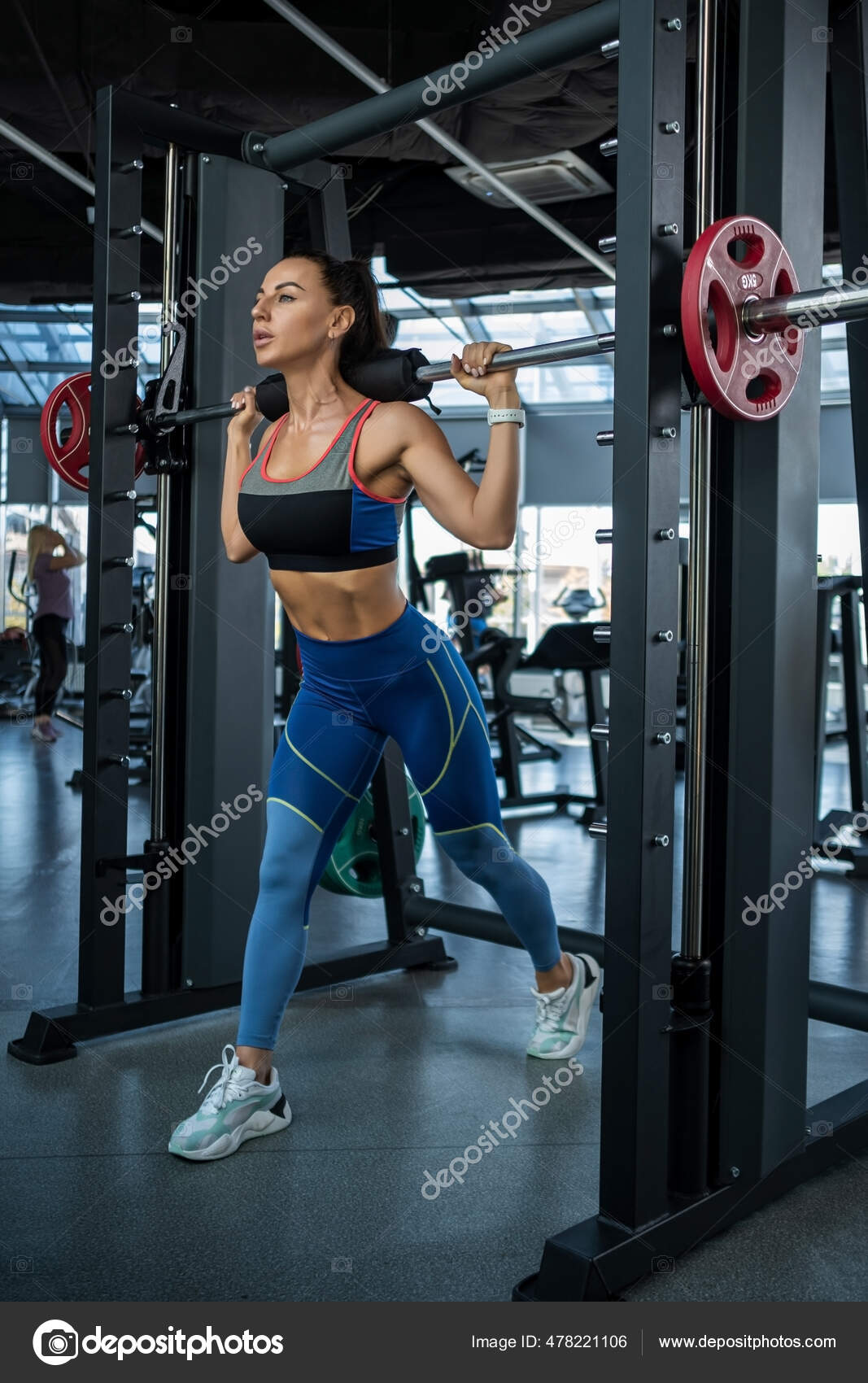 Woman doing reverse lunges on Smith machine at gym — Stock Photo
