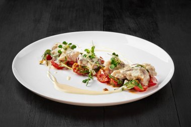 Domates soteli balık filetosu ve Alfredo krem peynir sosu.