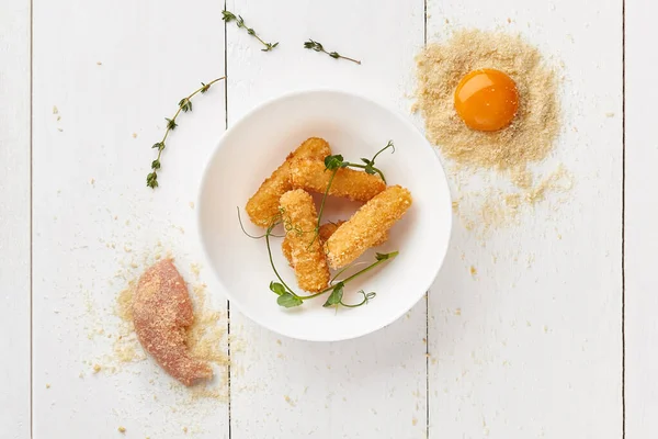 Смажені курячі палички в яйцях і хлібних крихтах — стокове фото