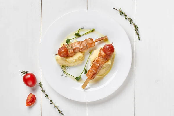 Gebackene Lachsspieße mit Tomaten und Kartoffelpüree — Stockfoto