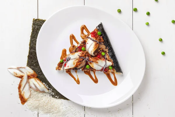 Σούσι πίτσα με χέλι, κόκκινη τομπίκο, σιτάκι και σάλτσα ουνάγκι — Φωτογραφία Αρχείου