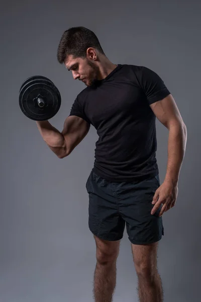 Young man performing one arm bicep curl with dumbbell — Φωτογραφία Αρχείου