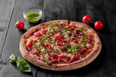 Pelati soslu pizza, kabakulak, salam, pastırma, prosciutto