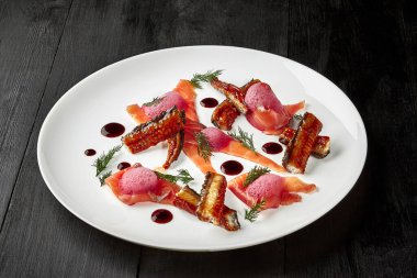 Dilimlenmiş yılan balığı, pancar köpüklü somon balığı ve unagi sosu.