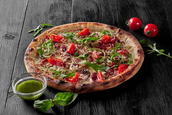 Kabineli pizza, salam, pastırma, jambon ve parmesan.