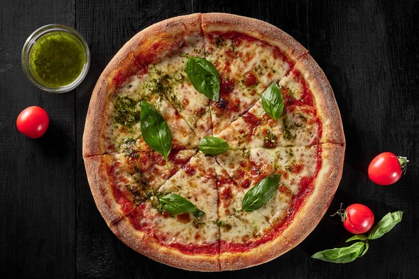 Vista superior de la pizza margherita con tomates, mozzarella, albahaca — Foto de Stock