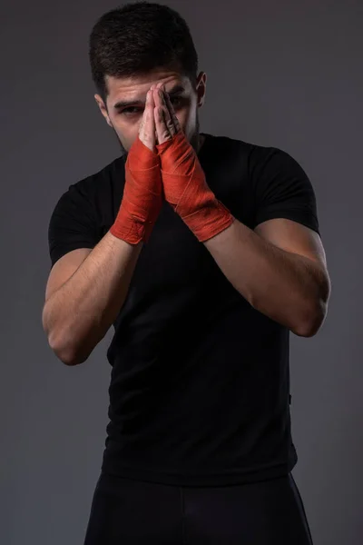 Junger MMA-Kämpfer mit gefalteten Händen zum Gebet — Stockfoto