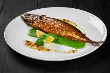 Yeşil bezelye püresi, bitkisel sos ve limonlu ızgara uskumru.