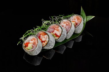 Ton balıklı suşi, somon, yengeç, tobiko ve avokado.