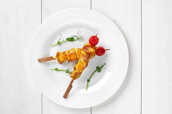 Gebackene Hühnerspieße mit Kirschtomaten und Gemüse — Stockfoto