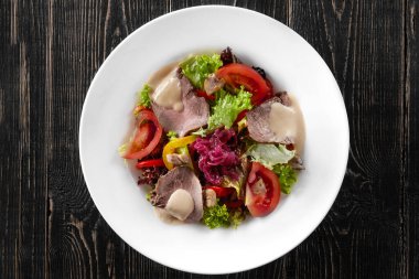 Marullu biftek salatası, dolmalık biber, soğan, domates, mantar.