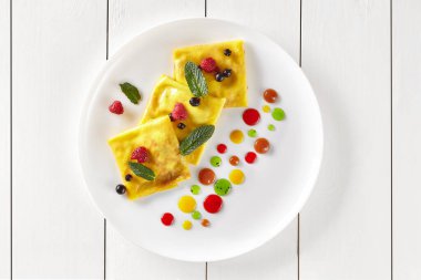 Süzme peynirli ve kuru üzümlü krepler