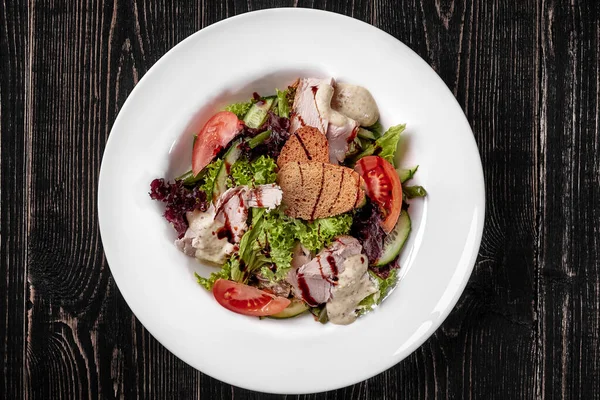 Salada com alface, tomate, pepino, feijão espargos, peru e remoulade — Fotografia de Stock