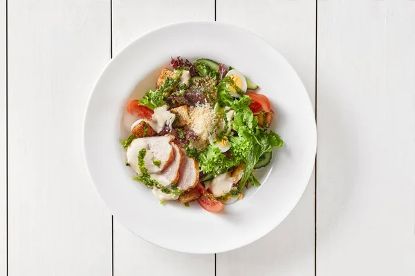 Cézár saláta zöldséggel, tojással, krutonnal, csirkével és parmezános sajttal — Stock Fotó
