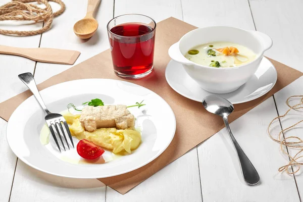Cremige Brokkoli-Suppe, Kartoffelpüree mit Hähnchenpastete in Autoform, Beerengetränk — Stockfoto