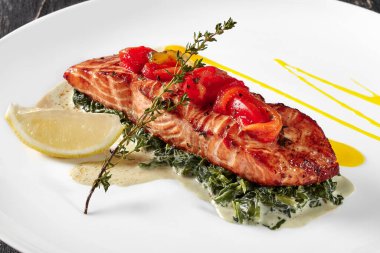 Kremalı ve limonlu ıspanaklı fırında somon bifteği.