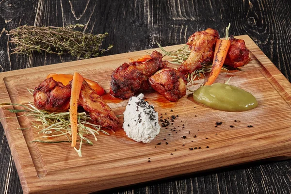 Buffalo chicken wings with celery purees, seared carrot, blue cheese dressing — стокове фото