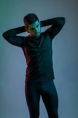 Kendine güvenen sakallı adam fiziksel formunu gösteriyor.