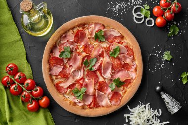 Salamlı, pastırmalı ve füme jambonlu pizza.
