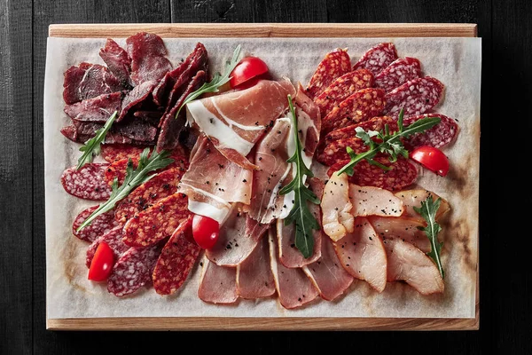 プロシクト、鶏肉、豚肉、牛肉、ソーセージと冷たいカット — ストック写真