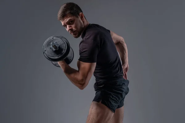 Μυώδης νέος bodybuilder κάνει bicep μπούκλα με αλτήρα — Φωτογραφία Αρχείου