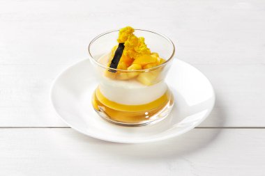 Mangolu kremalı panna cotta ve camlı vanilyalı