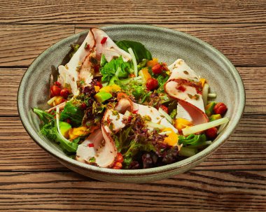 Avokado, mango, fırında jambon ve kızarmış nohut salatası.