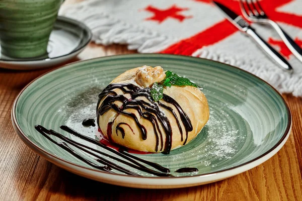 Pan al horno con relleno de bayas servido en el restaurante georgiano — Foto de Stock