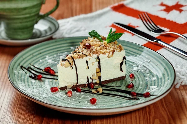 Rebanada de pastel de queso con nueces en el restaurante georgiano — Foto de Stock