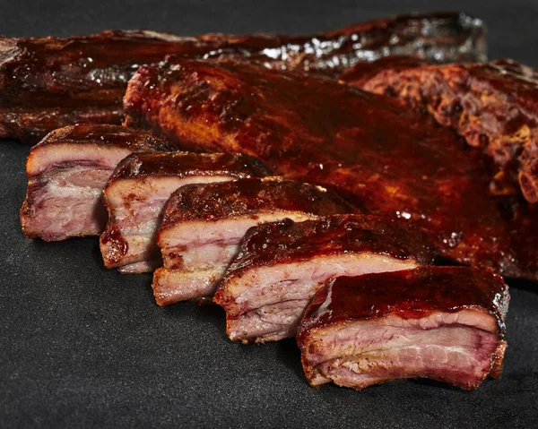 Sliced grilled pork ribs with barbecue sauce — Stock Photo, Image