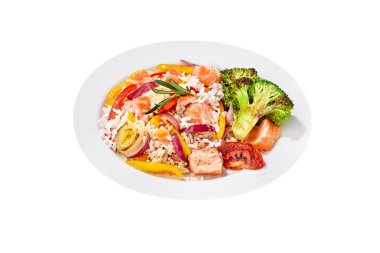 Beyaz üzerine izole edilmiş somon ve sebzeli pirinç pilavı.