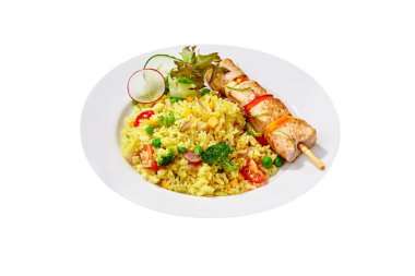 Beyaz üzerine izole edilmiş tavuk şişi ile sebze pilavı.